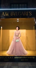 唐艺昕柔美蕾丝长裙礼服参加活动照片，短发造型清新靓丽