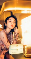唐艺昕柔美蕾丝长裙礼服参加活动照片，短发造型清新靓丽