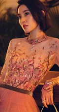 唐艺昕柔美蕾丝长裙礼服参加活动照片，短发造型清新靓丽