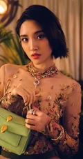 唐艺昕柔美蕾丝长裙礼服参加活动照片，短发造型清新靓丽