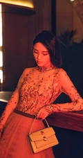 唐艺昕柔美蕾丝长裙礼服参加活动照片，短发造型清新靓丽