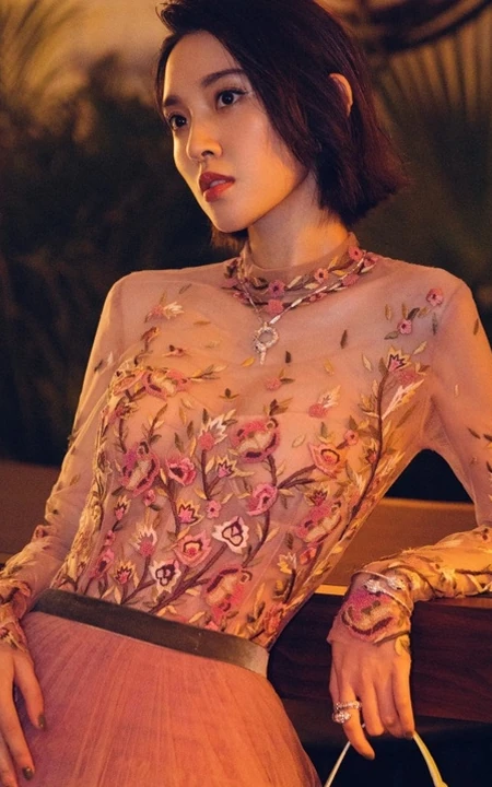 唐艺昕柔美蕾丝长裙礼服参加活动照片，短发造型清新靓丽