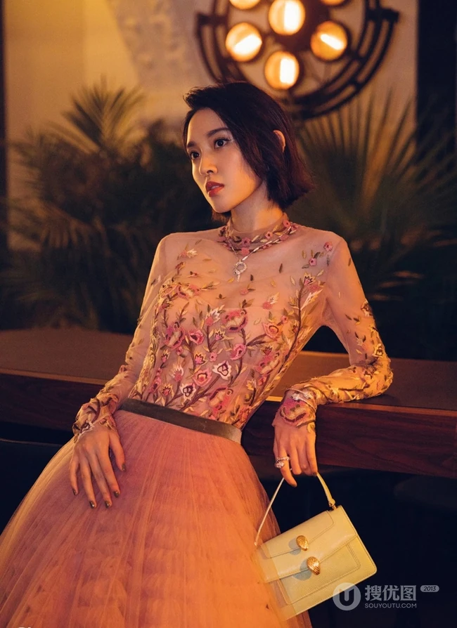 唐艺昕柔美蕾丝长裙礼服参加活动照片，短发造型清新靓丽
