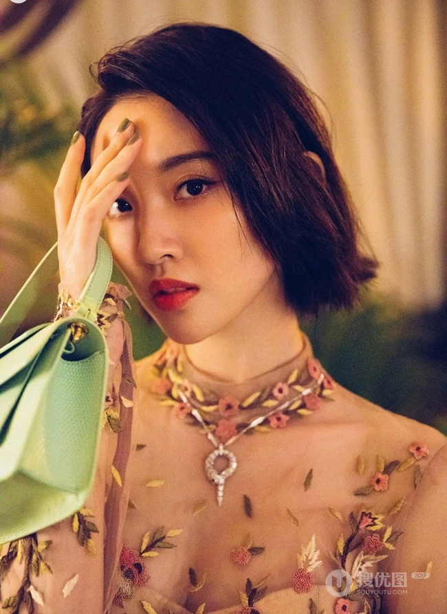 唐艺昕柔美蕾丝长裙礼服参加活动照片，短发造型清新靓丽