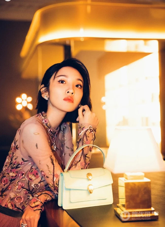 唐艺昕柔美蕾丝长裙礼服参加活动照片，短发造型清新靓丽