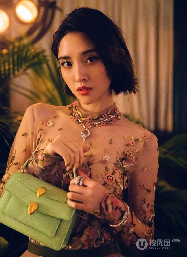 唐艺昕柔美蕾丝长裙礼服参加活动照片，短发造型清新靓丽