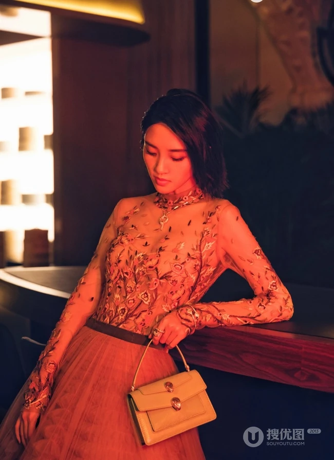 唐艺昕柔美蕾丝长裙礼服参加活动照片，短发造型清新靓丽