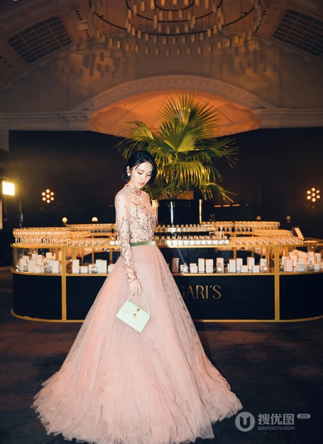 唐艺昕柔美蕾丝长裙礼服参加活动照片，短发造型清新靓丽
