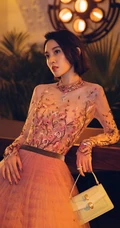 唐艺昕柔美蕾丝长裙礼服参加活动照片，短发造型清新靓丽
