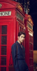 陈学冬时尚复古英伦风户外电话亭前写真图片