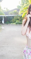 高挑女生SISY思清新气质户外写真，小碎花短裤尽显纤细线条