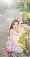 高挑女生SISY思清新气质户外写真，小碎花短裤尽显纤细线条