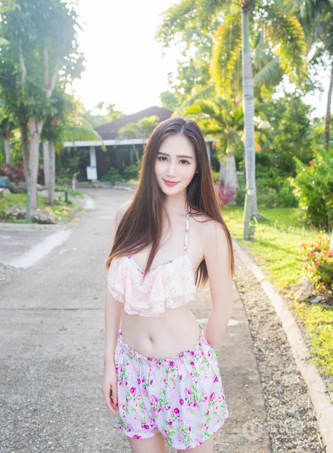 高挑女生SISY思清新气质户外写真，小碎花短裤尽显纤细线条