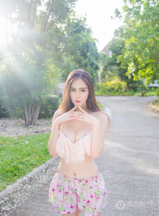 高挑女生SISY思清新气质户外写真，小碎花短裤尽显纤细线条
