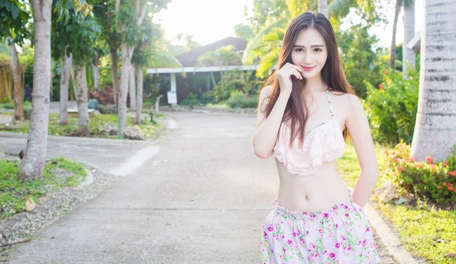 高挑女生SISY思清新气质户外写真，小碎花短裤尽显纤细线条