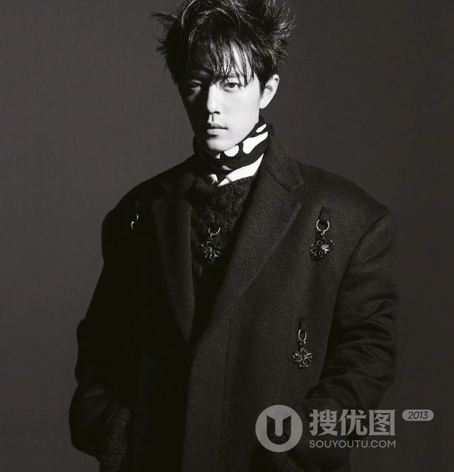 肖战酷帅秋装黑白写真，演绎不同服饰尽显型男本色