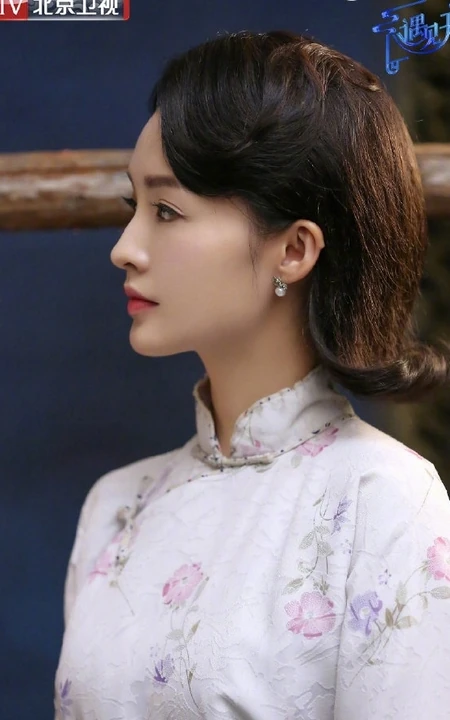 李沁《遇见天坛》古装剧照图片，着白色绣花旗袍玲珑有致