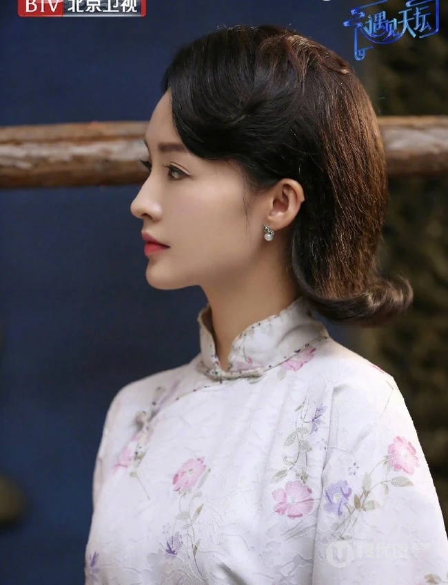 李沁《遇见天坛》古装剧照图片，着白色绣花旗袍玲珑有致
