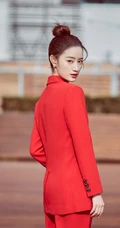 郭晓婷干练气质红色西服套装动人写真图片