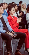 郭晓婷干练气质红色西服套装动人写真图片
