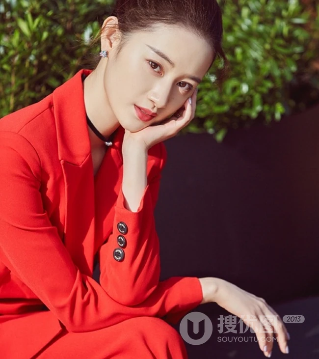 郭晓婷干练气质红色西服套装动人写真图片