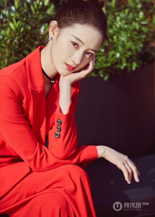 郭晓婷干练气质红色西服套装动人写真图片