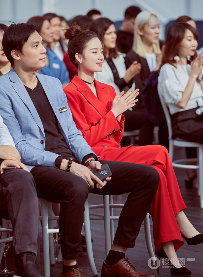 郭晓婷干练气质红色西服套装动人写真图片