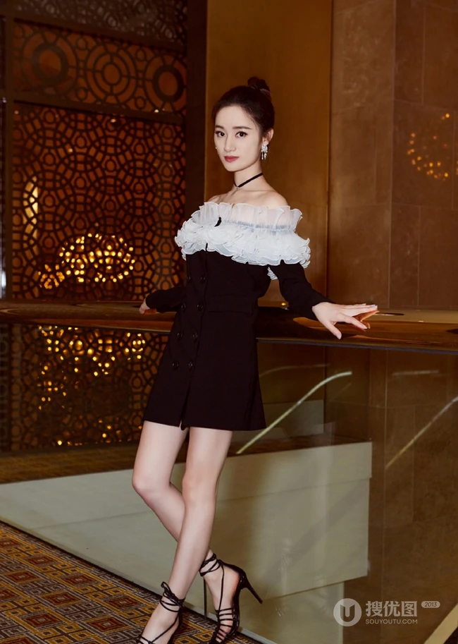 郭晓婷黑白配短裙楼梯走廊唯美写真图片