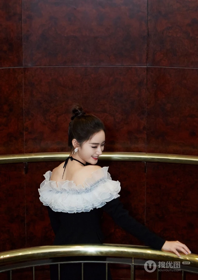 郭晓婷黑白配短裙楼梯走廊唯美写真图片