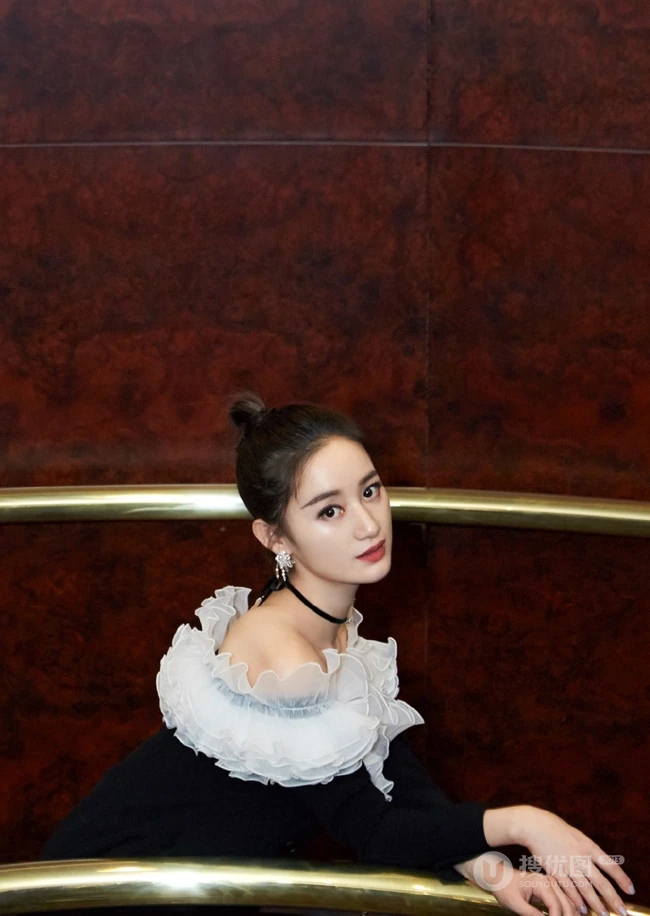 郭晓婷黑白配短裙楼梯走廊唯美写真图片