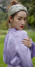 郭晓婷紫色连衣优雅长裙户外踏青写真图片