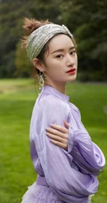 郭晓婷紫色连衣优雅长裙户外踏青写真图片