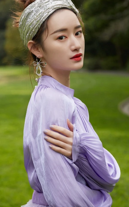 郭晓婷紫色连衣优雅长裙户外踏青写真图片