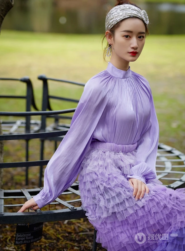 郭晓婷紫色连衣优雅长裙户外踏青写真图片