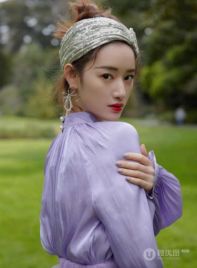 郭晓婷紫色连衣优雅长裙户外踏青写真图片