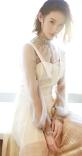 郭晓婷公益活动写真图片，肩带连衣白裙又仙又美