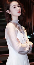郭晓婷公益活动写真图片，肩带连衣白裙又仙又美