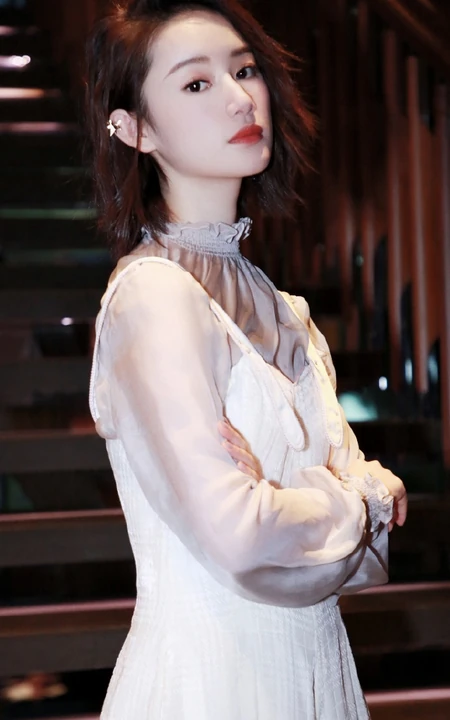郭晓婷公益活动写真图片，肩带连衣白裙又仙又美