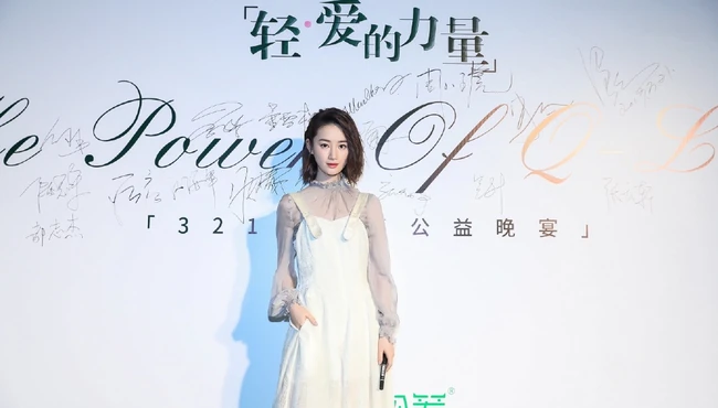 郭晓婷公益活动写真图片，肩带连衣白裙又仙又美