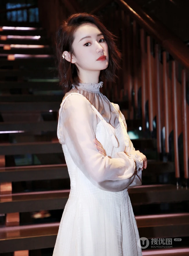 郭晓婷公益活动写真图片，肩带连衣白裙又仙又美