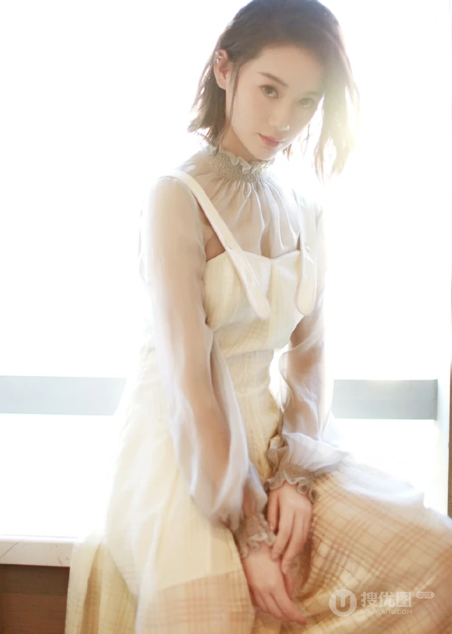 郭晓婷公益活动写真图片，肩带连衣白裙又仙又美