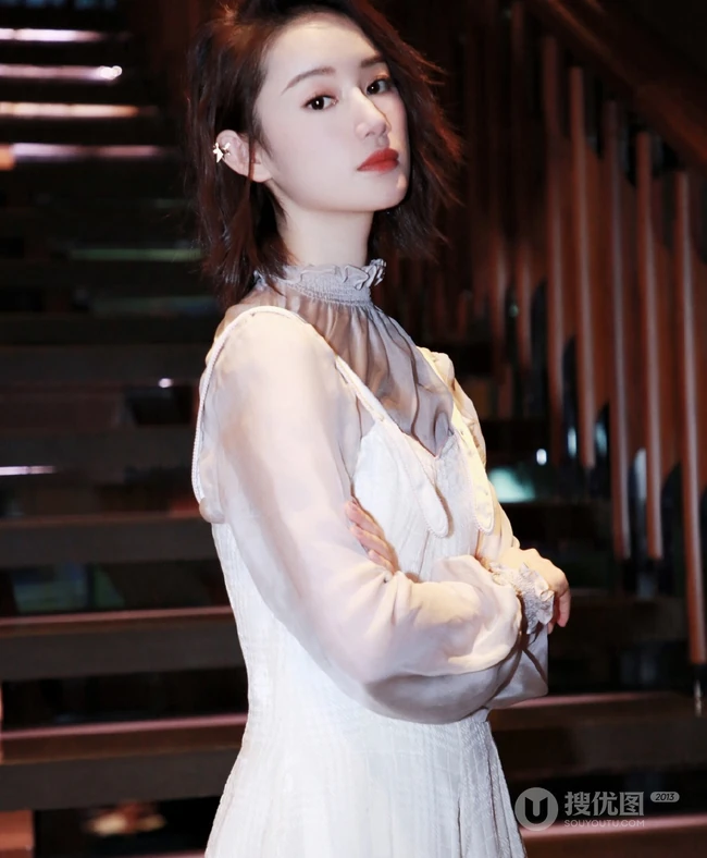 郭晓婷公益活动写真图片，肩带连衣白裙又仙又美