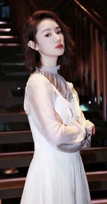 郭晓婷公益活动写真图片，肩带连衣白裙又仙又美