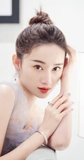 郭晓婷丸子头造型写真，淡紫色轻纱透明长裙气质优雅