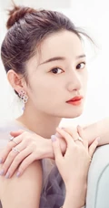 郭晓婷丸子头造型写真，淡紫色轻纱透明长裙气质优雅