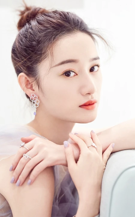 郭晓婷丸子头造型写真，淡紫色轻纱透明长裙气质优雅