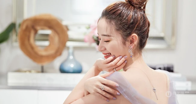 郭晓婷丸子头造型写真，淡紫色轻纱透明长裙气质优雅