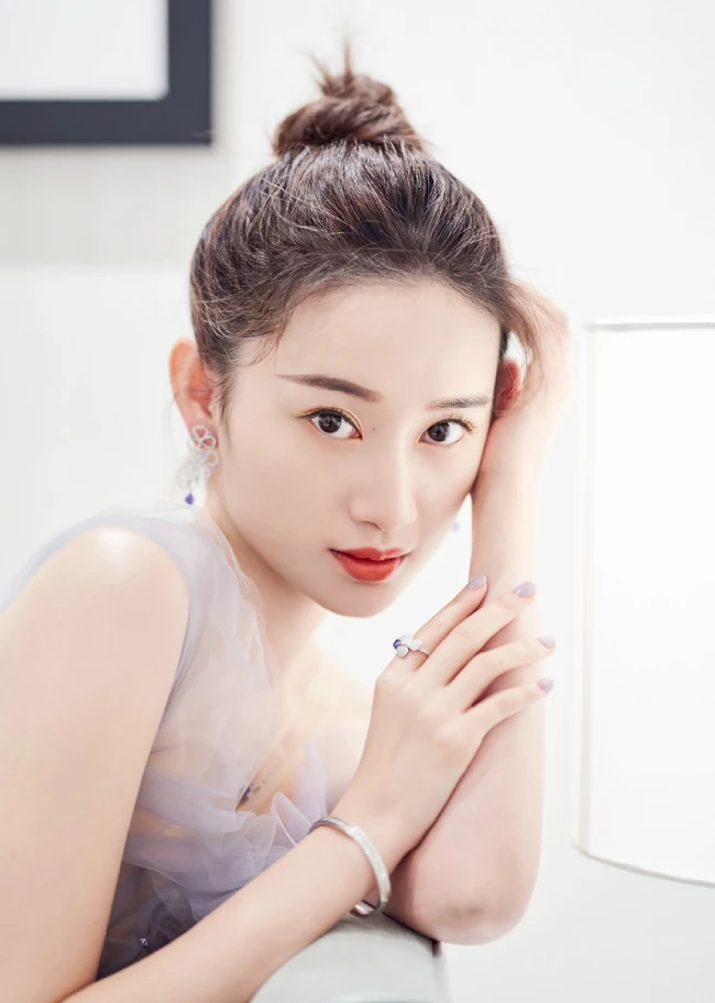 郭晓婷丸子头造型写真，淡紫色轻纱透明长裙气质优雅
