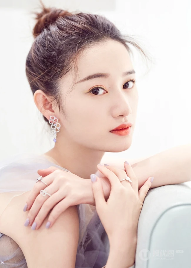 郭晓婷丸子头造型写真，淡紫色轻纱透明长裙气质优雅