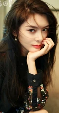 傅菁酷美风格秋装写真大片，两套服饰都很高冷艳丽